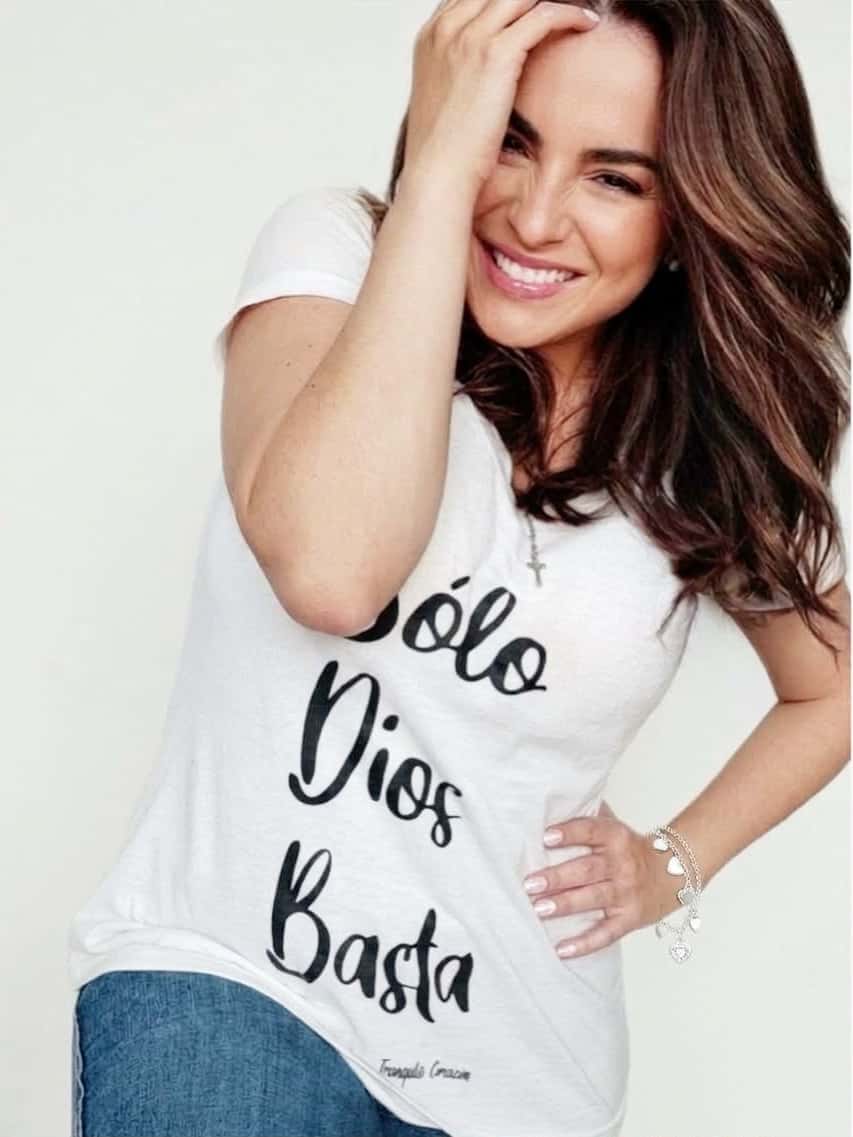 Elena De Tellitu sonríe; lleva la playera blanca de «Sólo Dios basta».